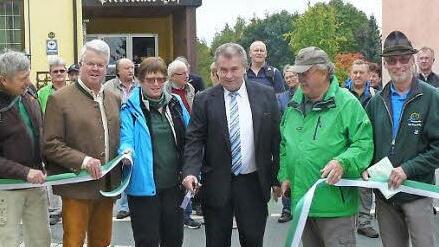 Unser Bild zeigt (im Vordergrund, von links) Kreisrat Reinhard Baar, MdL Ludwig Freiherr von Lerchenfeld, Frankenwald-Geschäftsführerin Marlene Roßner, Bürgermeister Siegfried Beyer, den Pressecker Obmann Willibald Gareiß und Hauptwanderwart Karl Schoger. Foto: Klaus-Peter Wulf