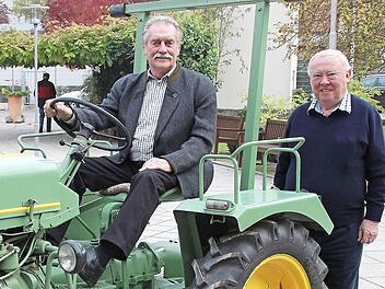 Mit einem 58 Jahre alten, noch fahrtüchtigen Bautz-Schlepper kam Heinz Schmitt (links) zum Erzählcafé im Seniorenzentrum St. Elisabeth. Rechts Baldur Kolb, der Organisator des Erzählcafés.  Foto: Dieter Britz