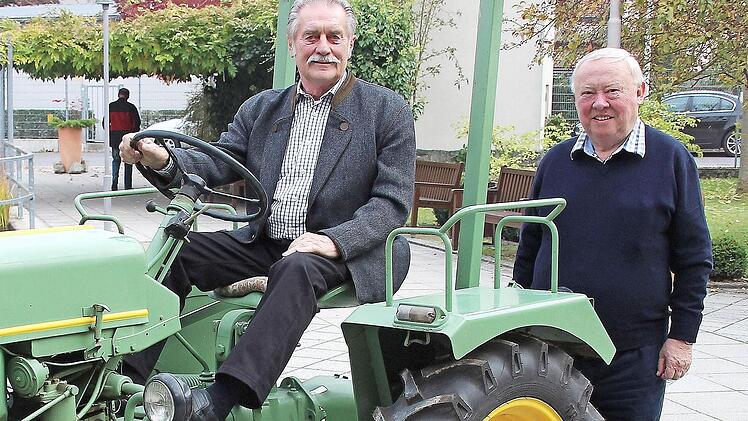 Mit einem 58 Jahre alten, noch fahrtüchtigen Bautz-Schlepper kam Heinz Schmitt (links) zum Erzählcafé im Seniorenzentrum St. Elisabeth. Rechts Baldur Kolb, der Organisator des Erzählcafés.  Foto: Dieter Britz