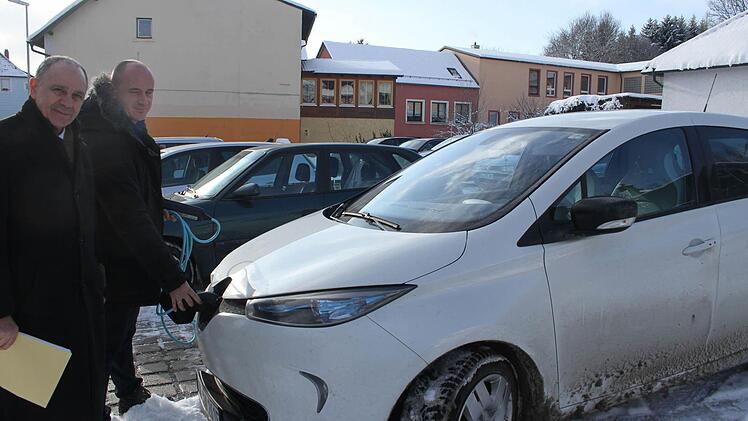 Schon bald können auf dem Radonplatz Elektroautos betankt werden.