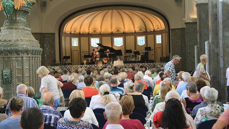 Gro&szlig; ist der Andrang des Publikums beim gemeinsamen Singen mit Edmund Seller und Robert Bauch in der Wandelhalle. Fotos: Sebastian Els&auml;sser