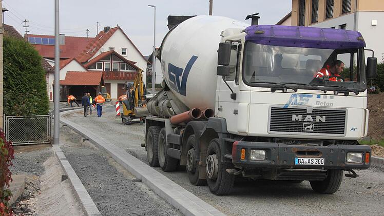 Selbst die Betonfahrer haben kein leichtes Durchkommen.  Foto: Ralf Kestel