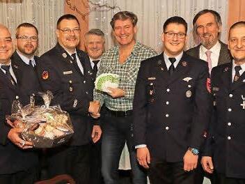 Frank Rudolph (links) wurde als stellvertretender Kommandant verabschiedet. Michael Stüllein (Dritter von rechts) wurde als neuer stellvertretender Kommandant gewählt. Andreas Hackl (rechts) wurde als Kommandant bestätigt. Arno Reinsbach (Fünfter von links) überreichte eine Spende an den Vorsitzenden Christian Boßecker (Dritter von links) in Höhe von 1000 Euro. Foto: Michael Stelzner