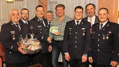 Frank Rudolph (links) wurde als stellvertretender Kommandant verabschiedet. Michael Stüllein (Dritter von rechts) wurde als neuer stellvertretender Kommandant gewählt. Andreas Hackl (rechts) wurde als Kommandant bestätigt. Arno Reinsbach (Fünfter von links) überreichte eine Spende an den Vorsitzenden Christian Boßecker (Dritter von links) in Höhe von 1000 Euro. Foto: Michael Stelzner