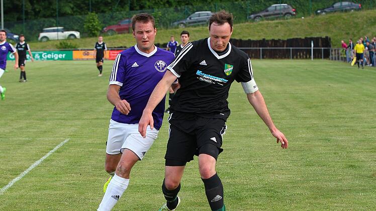 SV Neuses - VfR Schneckenlohe: Der SV Neuses mit Matthias Beyer (rechts) hat den Aufstieg knapp verpasst, während Lukas Rebhan mit dem VfR Schneckenlohe auch in der kommenden Saison in der Kreisklasse spielen wird. Foto: Lisa Hümmer