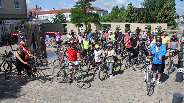 Zahlreiche Teilnehmer nutzten bei der Auftaktveranstaltung die M&ouml;glichkeit Kilometer f&uuml;r die Aktion Stadtradeln zur sammeln.