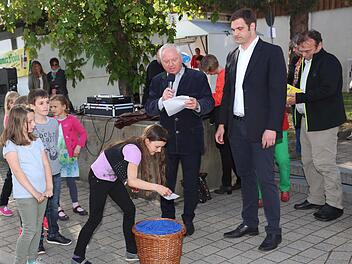 Spannend wird es bei der Ziehung der Gewinnlose am Abend auf der Schlemmermeile. Fotos: Klaus Gagel
