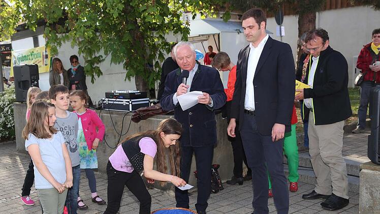 Spannend wird es bei der Ziehung der Gewinnlose am Abend auf der Schlemmermeile. Fotos: Klaus Gagel
