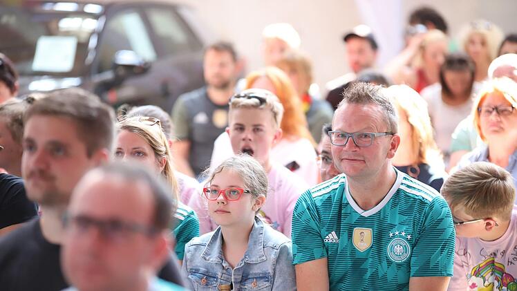 Von der frühen Anstoßzeit ließen sich die Zuschauer nicht abschrecken. Sie sorgten erneut für eine "volle Hütte" in der Kühnlenzpassage. Foto: Marian Hamacher