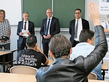 Die Lehrerinnen f&uuml;r Mathematik und Deutsch, Sabine Wagner und Olga Kosheleva, IHK-Hauptgesch&auml;ftsf&uuml;hrer Siegmar Schnabel, Schulleiter Studiendirektor Gerhard Schmid sowie IHK-Ausbildungsakquisiteur und Betreuer f&uuml;r Fl&uuml;chtlinge, Merouane Qsiyer, (von links) begr&uuml;&szlig;ten die dritte "1+3"-Fachklasse an der gewerblichen Berufsschule. Foto: IHK zu Coburg