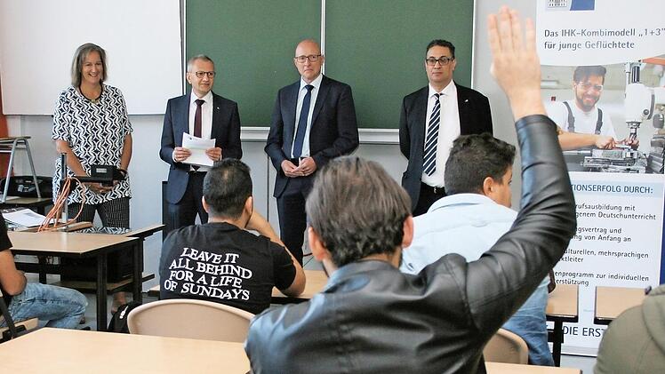 Die Lehrerinnen f&uuml;r Mathematik und Deutsch, Sabine Wagner und Olga Kosheleva, IHK-Hauptgesch&auml;ftsf&uuml;hrer Siegmar Schnabel, Schulleiter Studiendirektor Gerhard Schmid sowie IHK-Ausbildungsakquisiteur und Betreuer f&uuml;r Fl&uuml;chtlinge, Merouane Qsiyer, (von links) begr&uuml;&szlig;ten die dritte "1+3"-Fachklasse an der gewerblichen Berufsschule. Foto: IHK zu Coburg