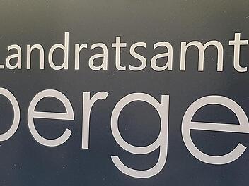 Setzen die B&uuml;rger im Kreis Ha&szlig;berge auf Kontinuit&auml;t oder w&uuml;nschen sie sich frischen Wind im Landratsamt? Der 15. M&auml;rz wird die Frage beantworten. Fotos: Eckehard Kiesewetter/Archiv