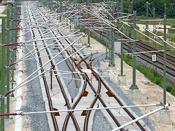 So wie derzeit bei Hallstadt, soll die Bahntrasse von Altendorf bis Strullendorf in den kommenden Jahren viergleisig ausgebaut werden. Foto: hak