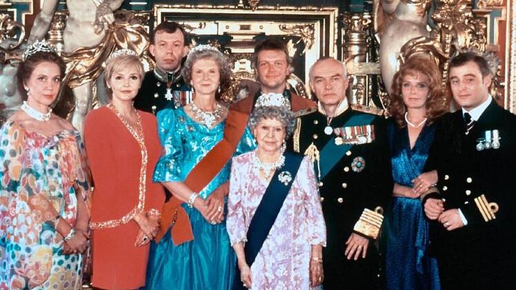 In "Willi und die Windzors" (1996) bewies Charles Brauer (dritter von rechts) als Prinz Philip auch sein komödiantisches Talent.