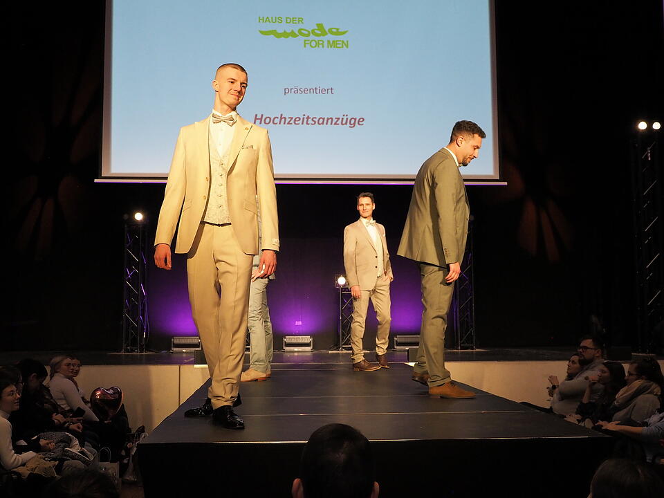 Inkl. Braut- und Festmodenschauen.