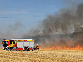 Elsenfeld: Feuerwehr und Landwirte l&ouml;schen gro&szlig;en Feldbrand