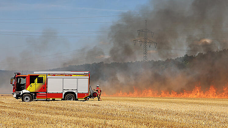 Elsenfeld: Feuerwehr und Landwirte l&ouml;schen gro&szlig;en Feldbrand
