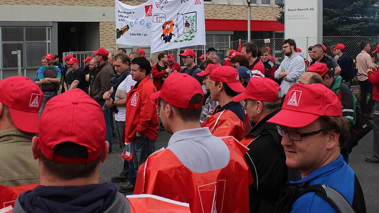 Fast 200 Mitarbeiter von Bosch Rexroth streikten am Freitagmittag für 5,5 Prozent mehr Lohn. Foto: Pfannes