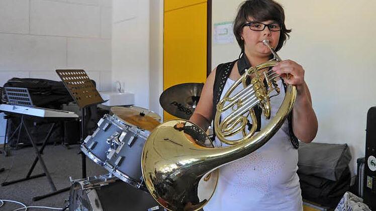 Spielt seit vier Jahren selber Horn: Aline Fröhlich, Schülerin an der Staatlichen Realschule.
