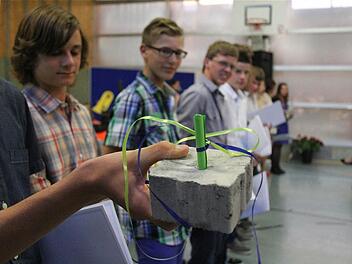 Einen Stein mit Botschaft erhielten alle Absolventen als Erinnerung.  Fotos: Gerd Schaar
