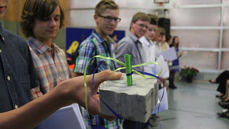 Einen Stein mit Botschaft erhielten alle Absolventen als Erinnerung.  Fotos: Gerd Schaar