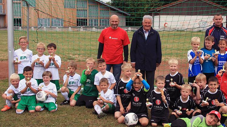 Sieger bei den G-Junioren wurde der VfB Kulmbach vor dem FC Michelau (links). Foto: Heinz voll