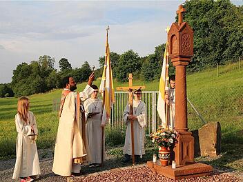 Den Bildstock-Standort in Obererthal hat Pfarrvikar Murphy gesegnet. Fotos: Gerd Schaar