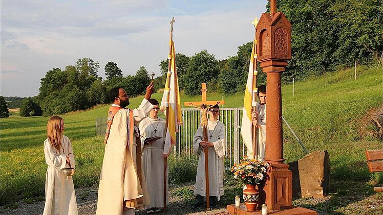 Den Bildstock-Standort in Obererthal hat Pfarrvikar Murphy gesegnet. Fotos: Gerd Schaar