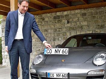 So sieht das von Michael Stoschek verwendet Klebekennzeichen aus: Zum Vergleich das Originalkennzeichen oben. Fotos: Jochen Berger