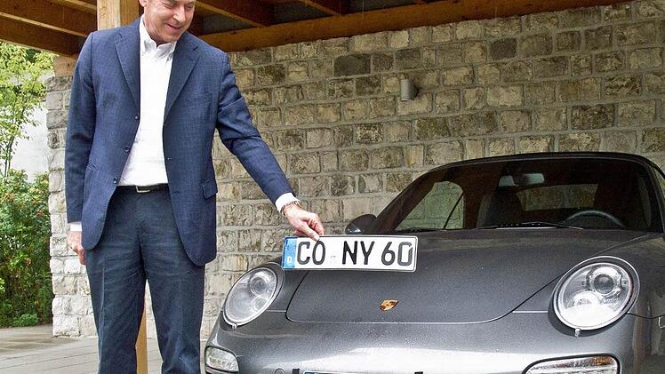 So sieht das von Michael Stoschek verwendet Klebekennzeichen aus: Zum Vergleich das Originalkennzeichen oben. Fotos: Jochen Berger