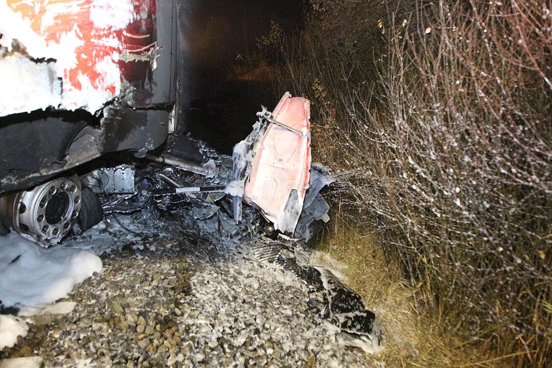 Personenzug rast in US-Militär-Schwertransporter