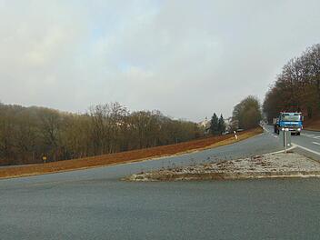 Auf dem Hang links neben der Straße sollte nach dem Willen einer Gesellschaft eine Tankstelle entstehen. Foto: Petra Malbrich