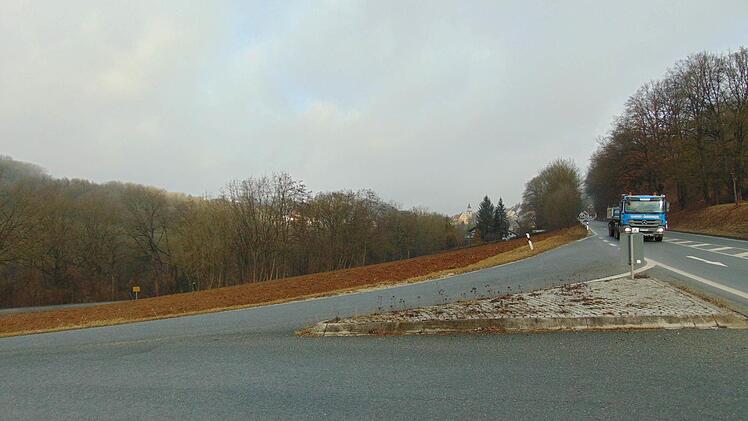 Auf dem Hang links neben der Straße sollte nach dem Willen einer Gesellschaft eine Tankstelle entstehen. Foto: Petra Malbrich