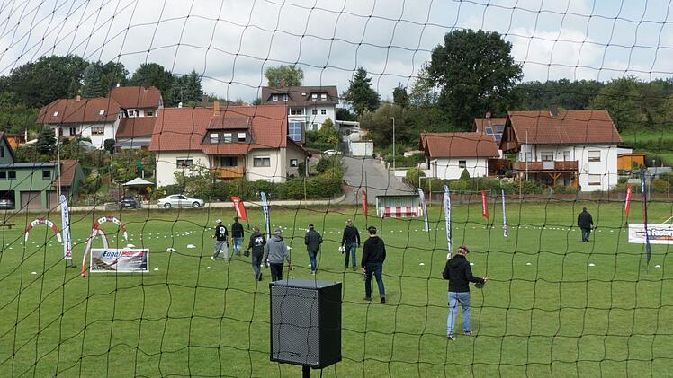 Nach jedem Rennen heißt es schnell die Quadrocopter vom Feld zu bergen, damit die nächste Gruppe Piloten starten kann.