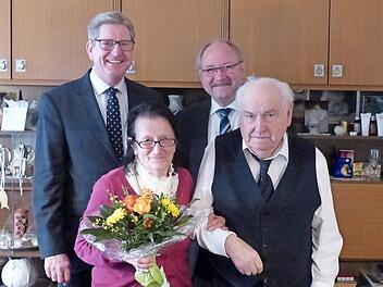 Das Jubelpaar Kunigunde und Herbert Naber mit Bürgermeister Heinz Richter und Vizelandrat Otto Siebenhaar  Foto: Pauline Lindner