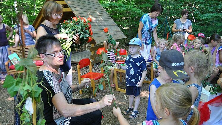 Agnes Weidmann bekommt zum Abschied von den Kindergartenkindern Rosen überreicht.  Foto: Gerd Klemenz