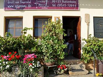 Der Partyservice von Familie Schlund (r. Markus Schlund) ist für seine regionalen Köstlichkeiten berühmt.