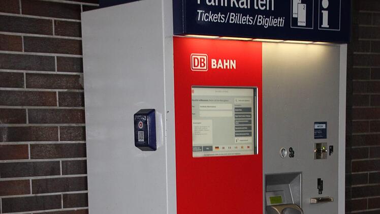 An einem Fahrkartenautomat können Reisende in Stockheim Tickets ziehen. Foto: Andreas Schmitt