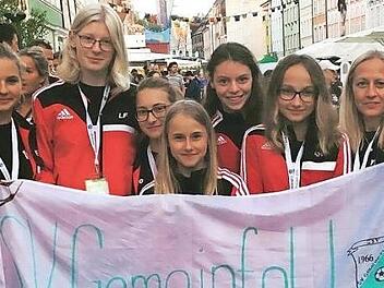 Die U17-Mädchen der JFG Haßberge Steigerwald vertraten die Farben des Haßbergekreises bei der Jugend-Fußball-Olympiade in Landshut. Unser Bild zeigt das Team in der Altstadt; dort fand ein Festzug statt.  Foto: di