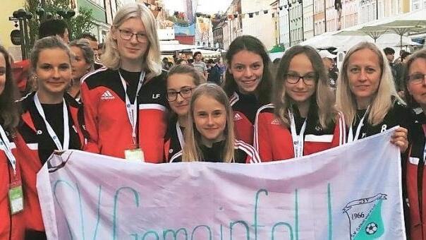 Die U17-Mädchen der JFG Haßberge Steigerwald vertraten die Farben des Haßbergekreises bei der Jugend-Fußball-Olympiade in Landshut. Unser Bild zeigt das Team in der Altstadt; dort fand ein Festzug statt.  Foto: di