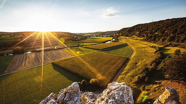 So schön ist der Naturpark Altmühltal: Sonnenuntergang am Burgsteinfelsen Dollnstein