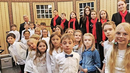 Der Kinder- und Jugendchor der Herz-Jesu-Kirche sowie Sch&uuml;lerinnen und Sch&uuml;ler der Musikschule Bad Kissingen wollen mit ihren hellen Stimmen und besinnlichen Liedern das Publikum auf den Advent einstimmen.