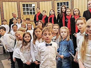 Der Kinder- und Jugendchor der Herz-Jesu-Kirche sowie Schülerinnen und Schüler der Musikschule Bad Kissingen wollen mit ihren hellen Stimmen und besinnlichen Liedern das Publikum auf den Advent einstimmen.