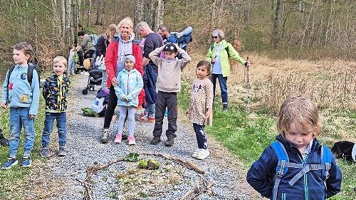 Unterwegs legten die Kinder aus dem, was sie am Boden aufgelesen hatten, die Form eines Ostereis.
