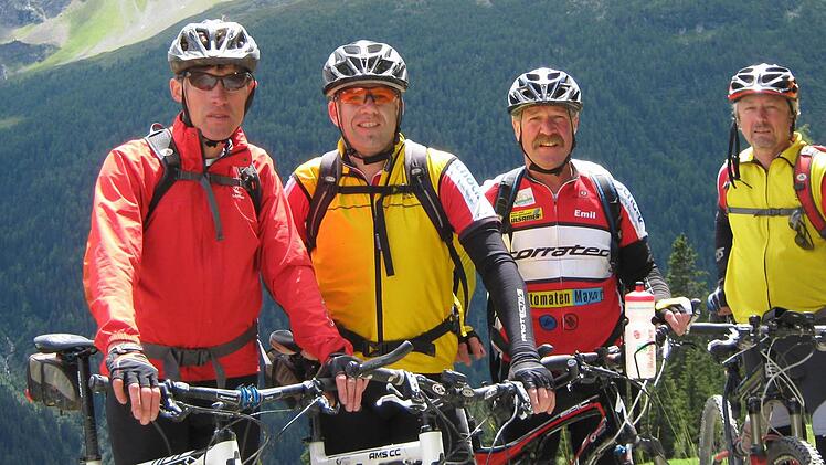 Über die Alpen mit dem Mountainbike (von links): Andi Olbrich, Uwe Bindrum, Emil Trautenbach und Klaus Keller. Foto: Klaus Keller