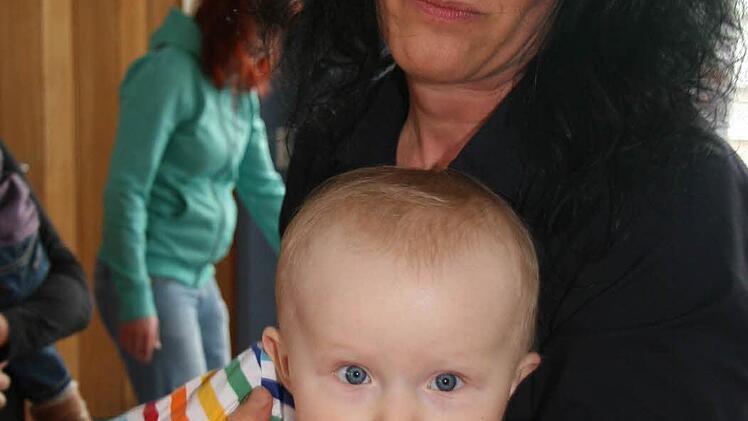 Nicola Probst schwenkt klein Marie durch die Luft - und die genießt die Vorführung.