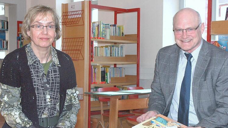 Sichtlich zufrieden bespricht Bibliothekarin Hildegund Fischer-Giebfried mit Bürgermeister Wolfgang Borst die letzten Einzelheiten der Einrichtung.