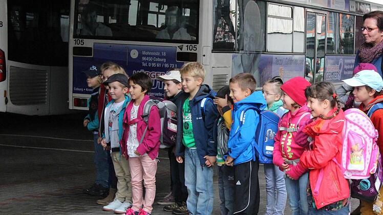 Die Kinder schauen gespannt zu.