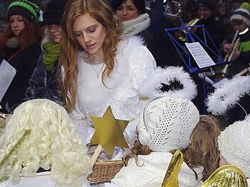 Das Christkind (Anna-Maria Peter) war ständig von seinen Engelchen und anderen Kindern umlagert. Fotos: Heike Schülein