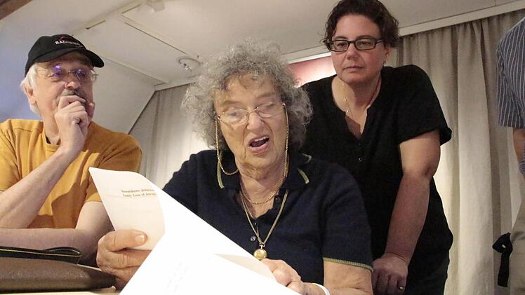 Inge Fowlie, geborene Fleischmann (links), und ihre Tochter Sarah freuen sich über Nachforschungen, die Genealoge Peter Friedmann aus Marloffstein über die Familie Fleischmann gemacht hat. Foto: Josef Hofbauer